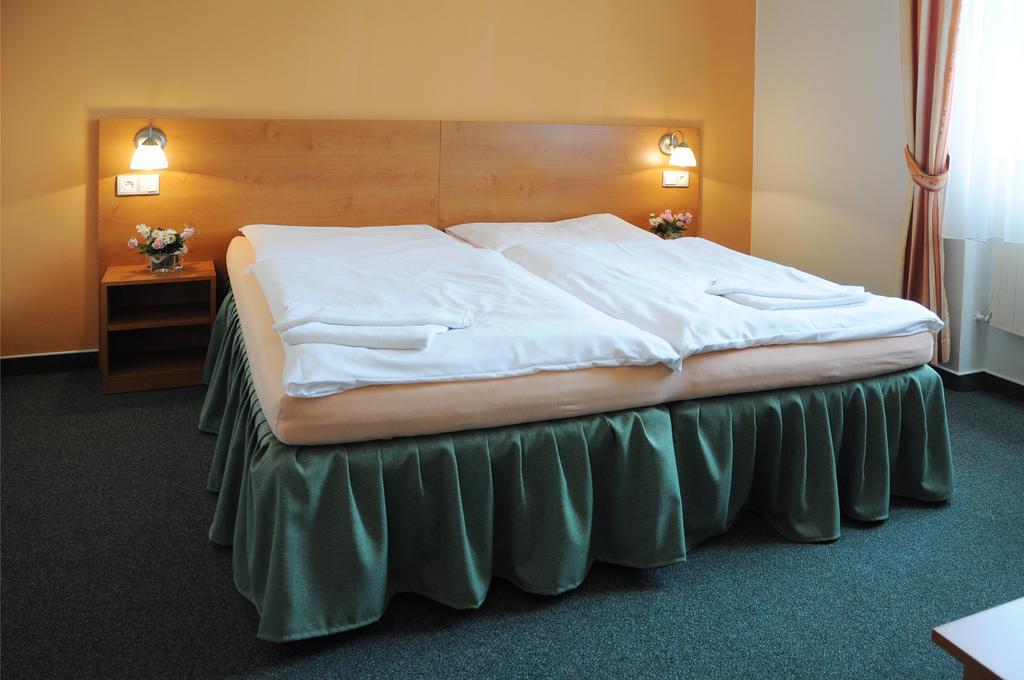 Apollon Hotel Valtice Buitenkant foto