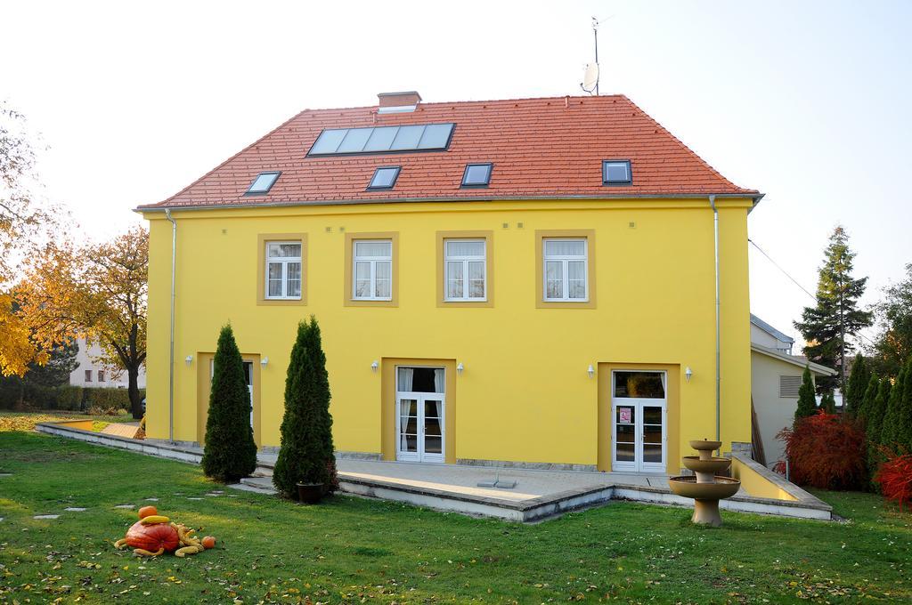 Apollon Hotel Valtice Buitenkant foto